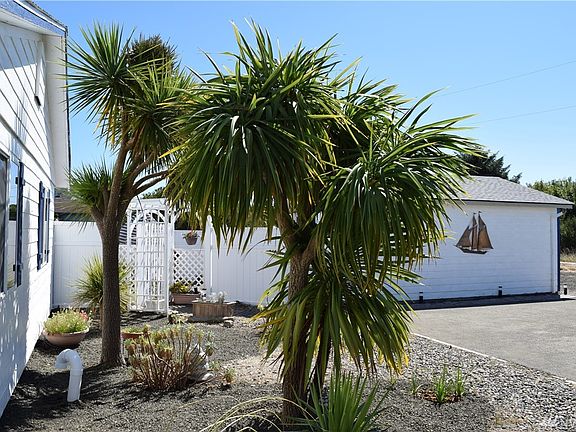 5th image of 180 Sea Breeze Loop SE