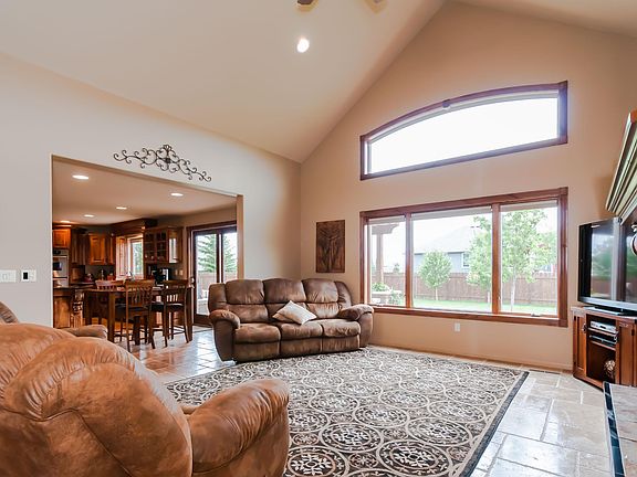 5th image of 20 Desiree Dr