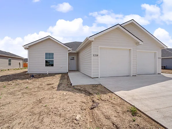 1218 Fountain Dr, Salina, KS 67401