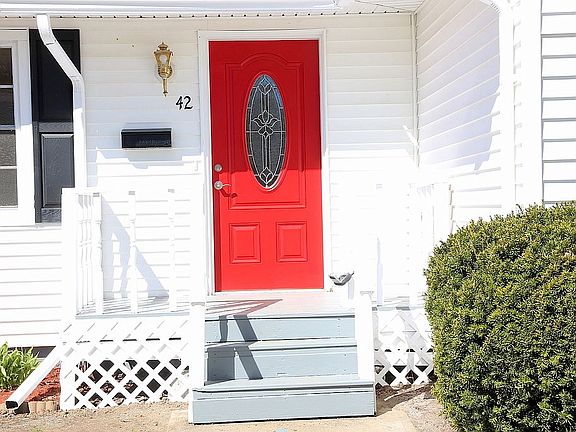 3rd image of 42 Avon Dr