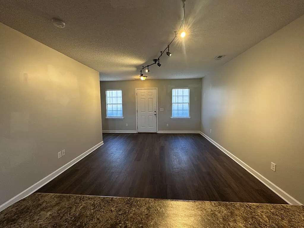 2 bed, 2.5 bath, 1008 sqft, $1,200 — Photo 3