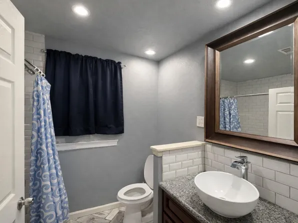 2701 Timber Dr, Dickinson, TX 77539