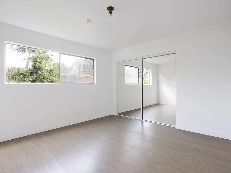 725 Hayworth Apartments — Photo 19