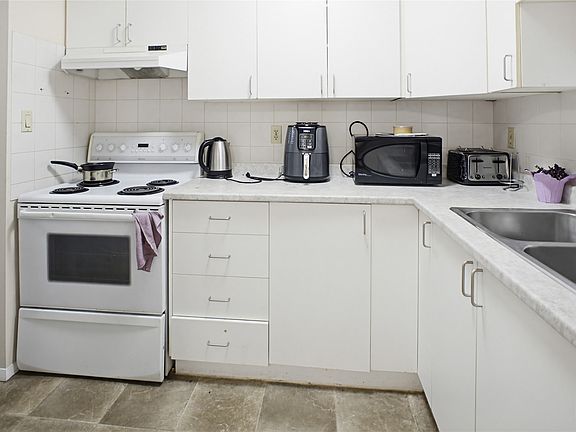 3rd image of 1435 Summit Dr #70