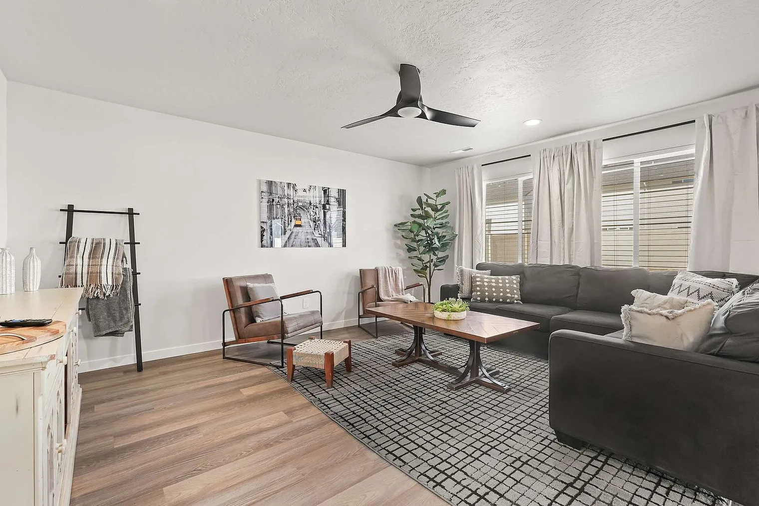 6 bed, 2.0 bath, 1108 sqft, $9,783 — Photo 3