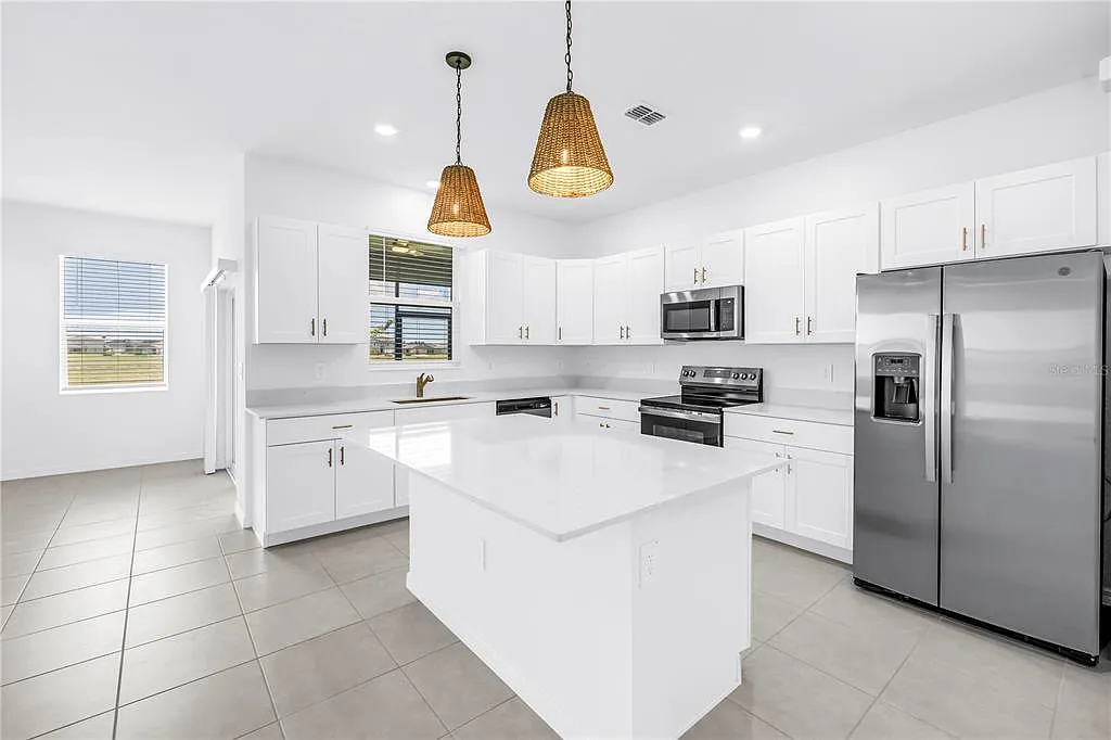 4 bed, 2.5 bath, 2458 sqft, $2,800 — Photo 3