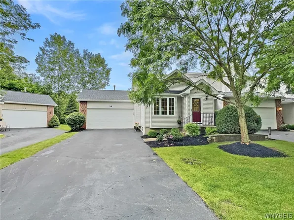 34 Towne Square Dr, Lancaster, NY 14086