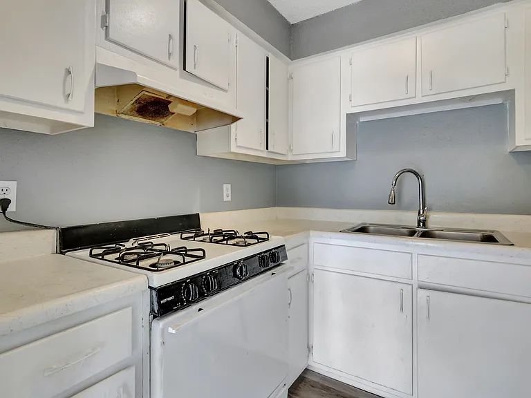 Greenbriar Apartments — Photo 7