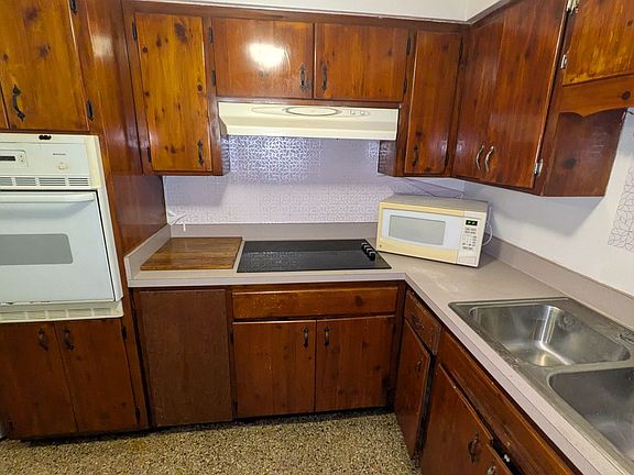 5th image of 302 Stewart St