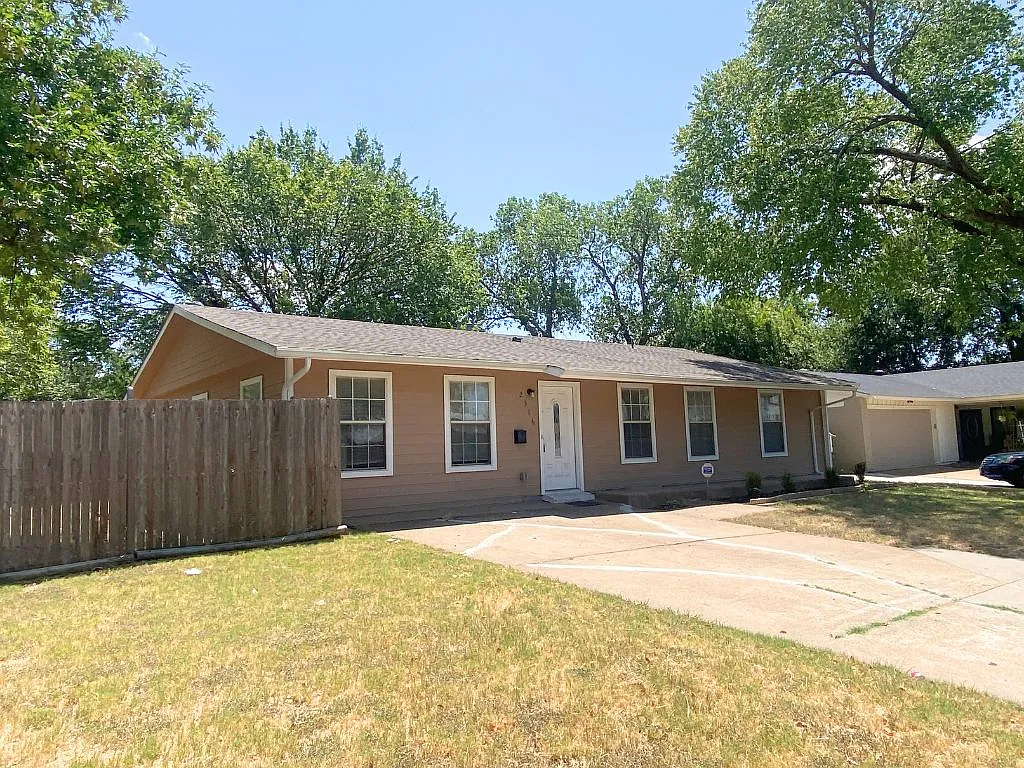 2516 Trinity St Irving TX 75062 — Photo 2