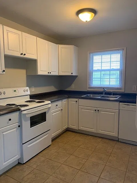 4 bed, 1596 sqft, $3,232 — Photo 4