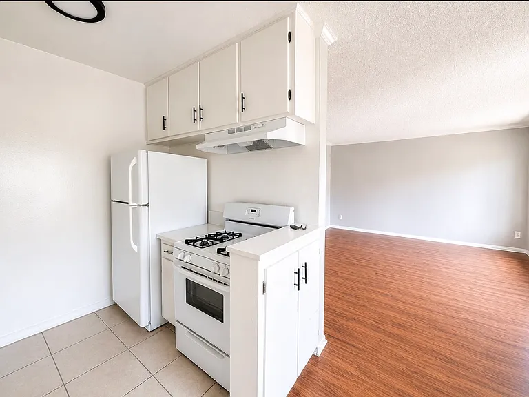 2150 N Beachwood Dr #10 — Photo 6