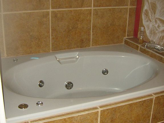 Jacuzzi in downstairs bathroom