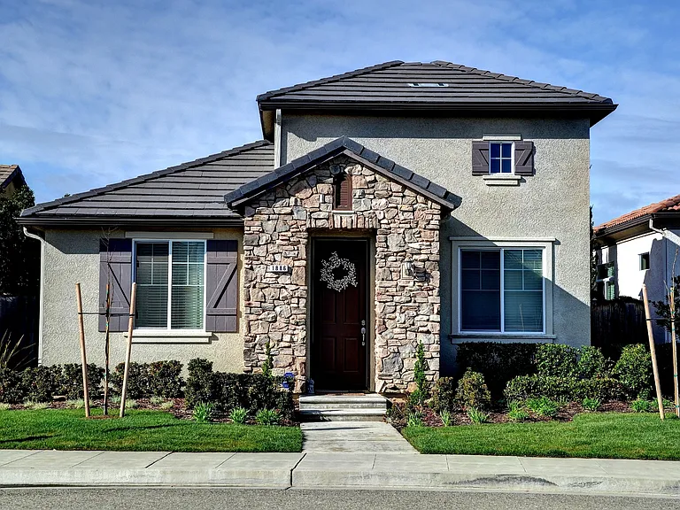 1886 N Highland Ave — Photo 1