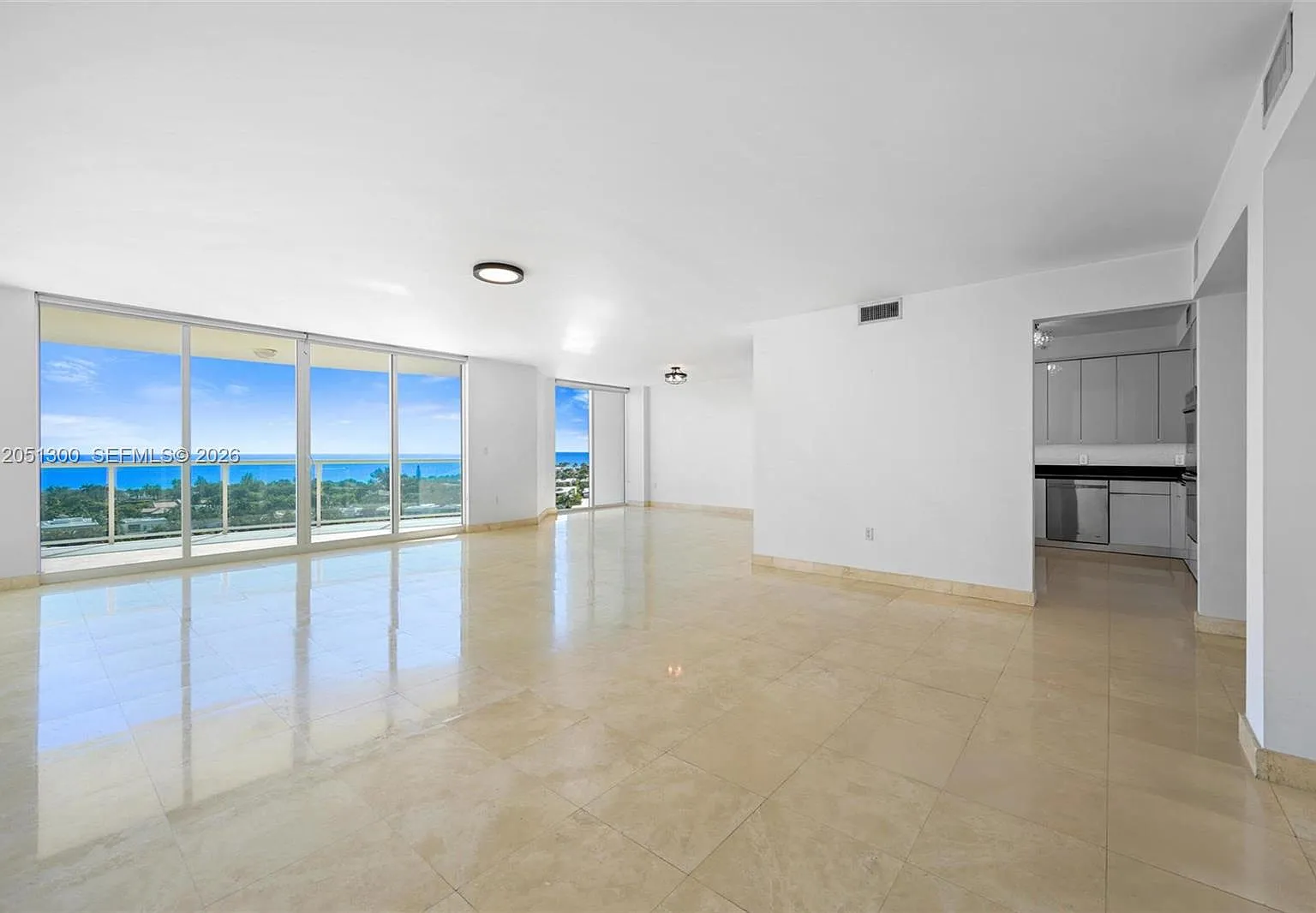 Hamptons South Condo — Photo 1