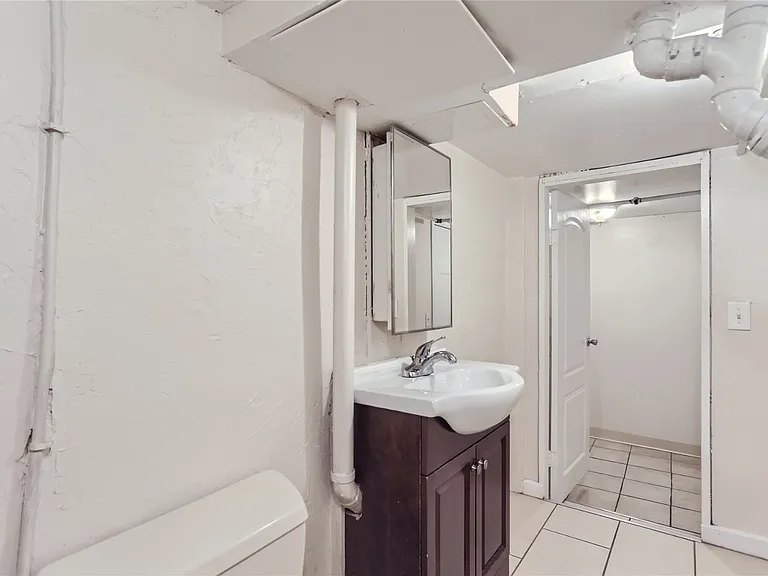 122 S Broadway — Photo 11