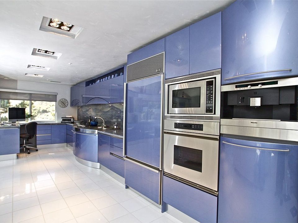Sninadero wrap around kitchen