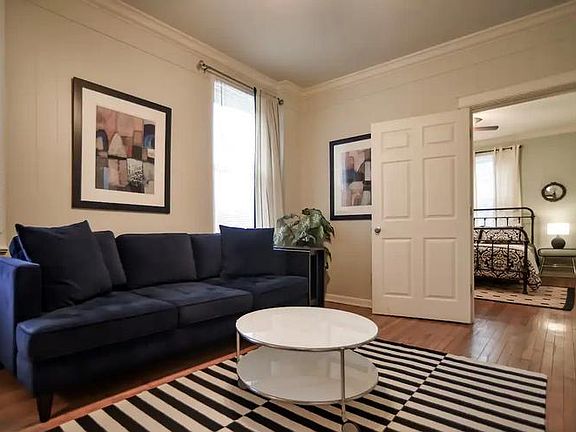 4th image of 4209 Oak St #B