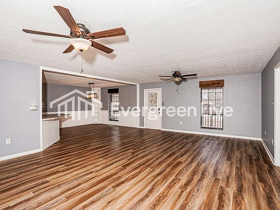 4th image of 124 S Live Oak Ct