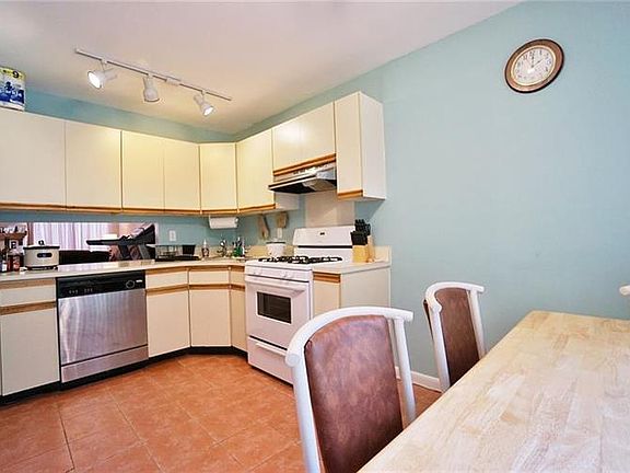 4th image of 166 Balsam Pl