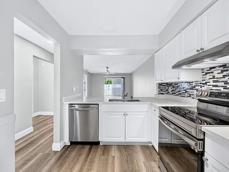 6363 Bonnie Bay Cir N — Photo 17
