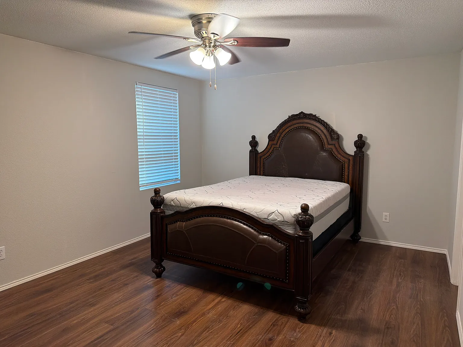 5 bed, 2600 sqft, $718 — Photo 1