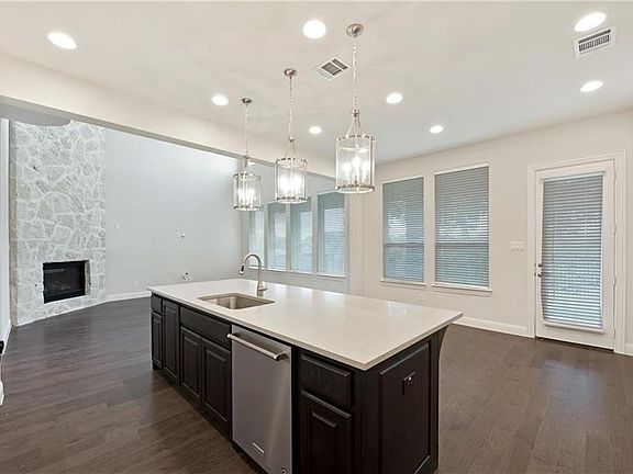 4th image of 1042 Mondamin Dr
