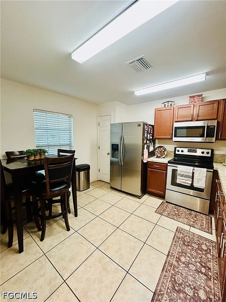 3 bed, 2.0 bath, 1270 sqft, $1,950 — Photo 4
