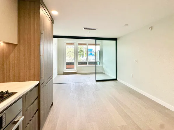485 E 63rd Ave #303, Vancouver, BC V5X 2K1