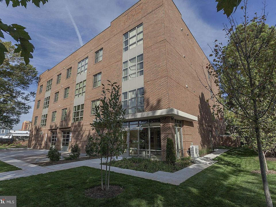 1st image of 905 N Jackson St APT 402