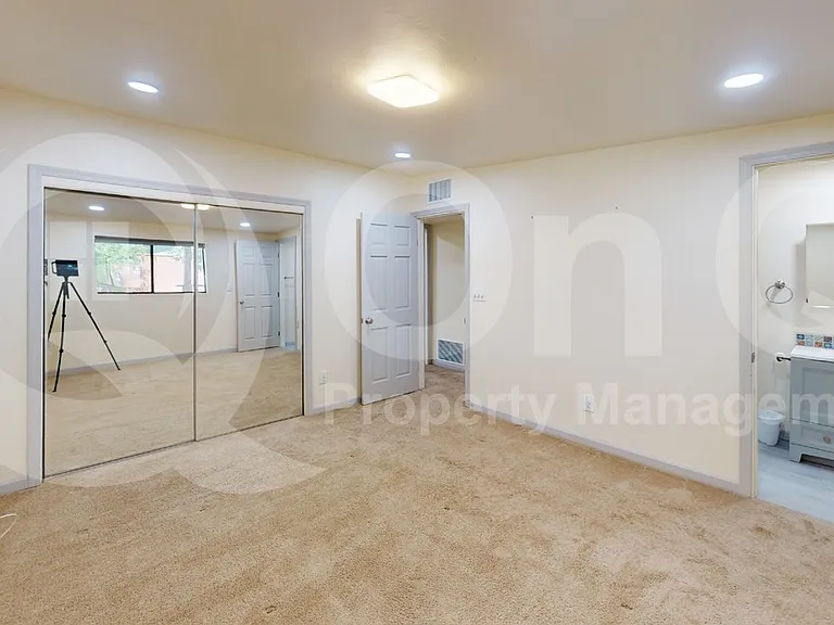 2526 E Allen Rd — Photo 8