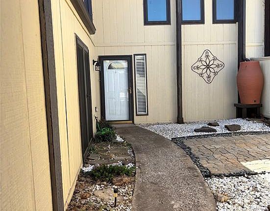 2nd image of 4610 Hemlock Ln