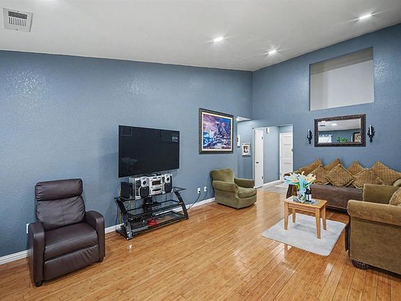 5th image of 1140 Courtney Way