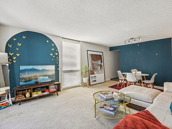 4th image of 200 N Dearborn St Unit 1303