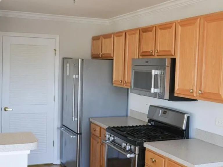 893 Enfield Dr — Photo 8