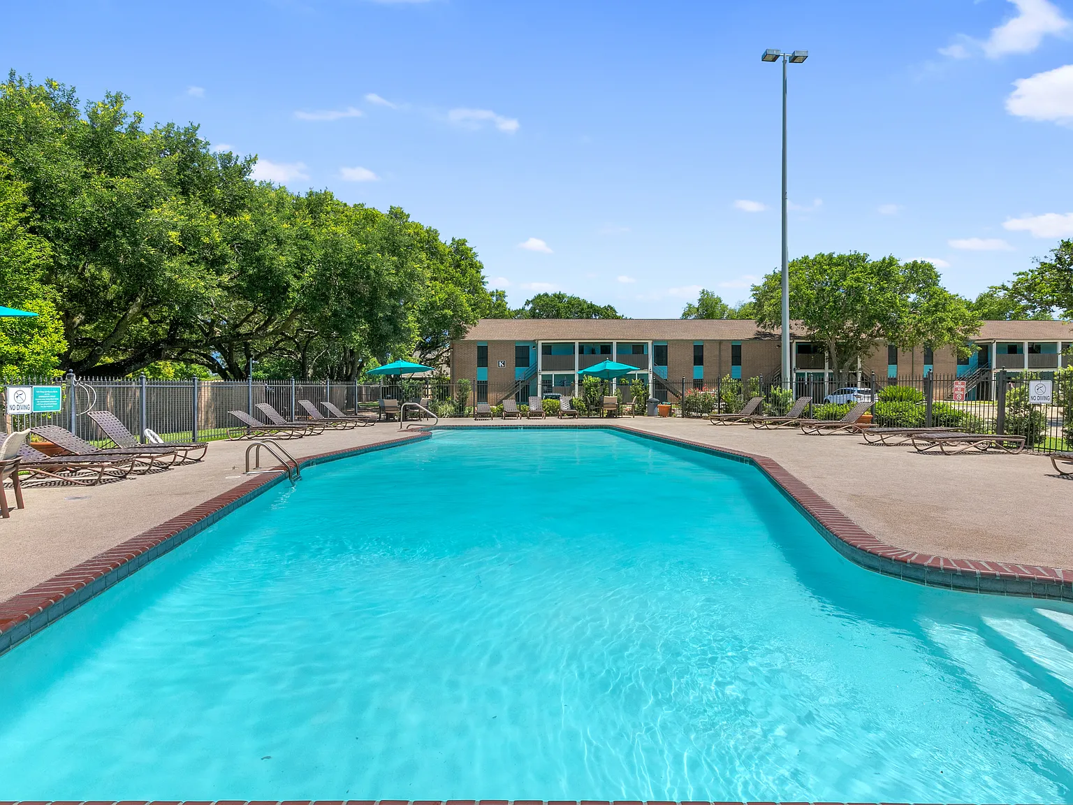 Bayou Oaks Apartments — Photo 2