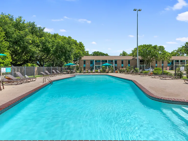 Bayou Oaks Apartments — Photo 25