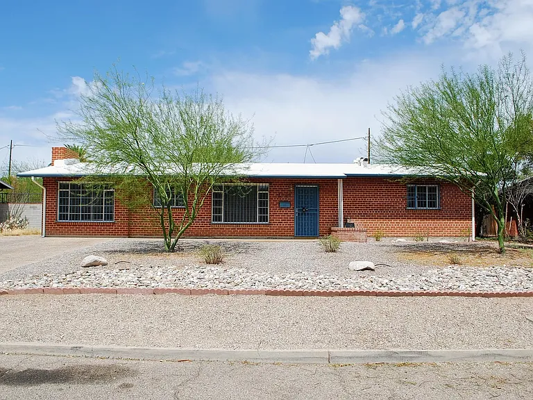 2743 N Tyndall Ave — Photo 2
