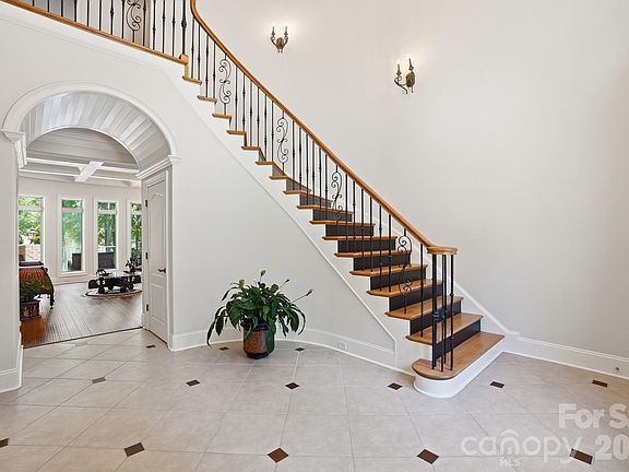 5th image of 932 Thorn Ridge Ln