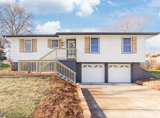 402 NW Shamrock Ave, Lees Summit, MO 64081