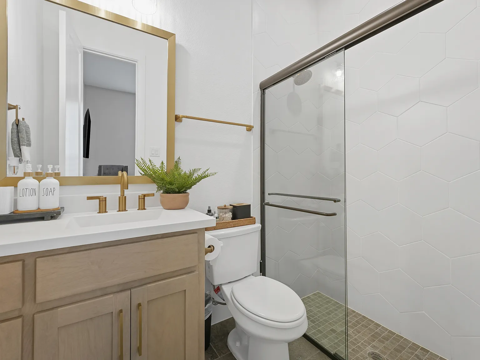 5 bed, 4362 sqft, $6,500 — Photo 3