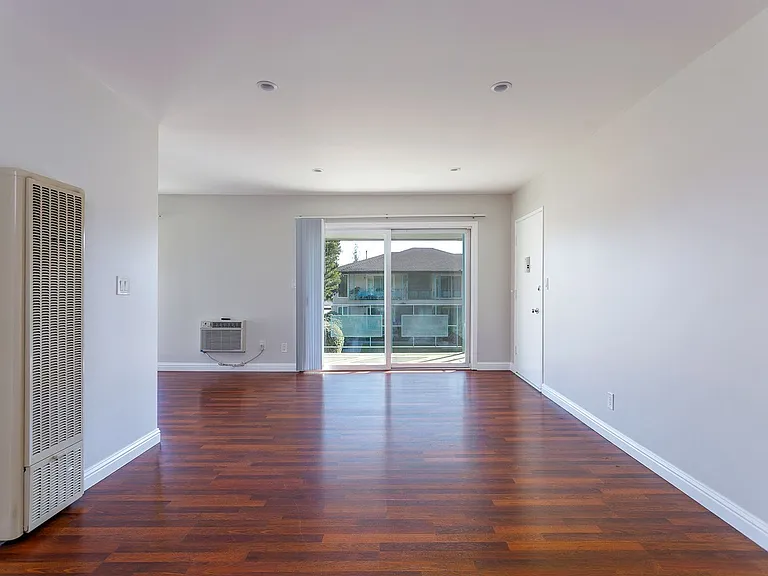 488 E Washington Blvd — Photo 5