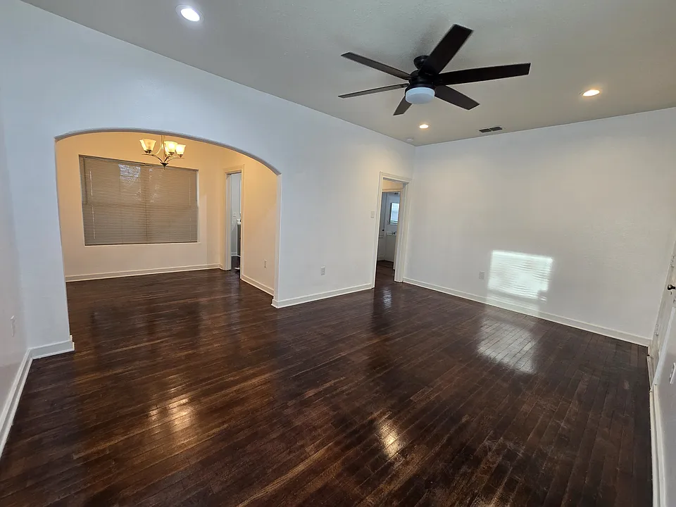 809 Elmwood Dr