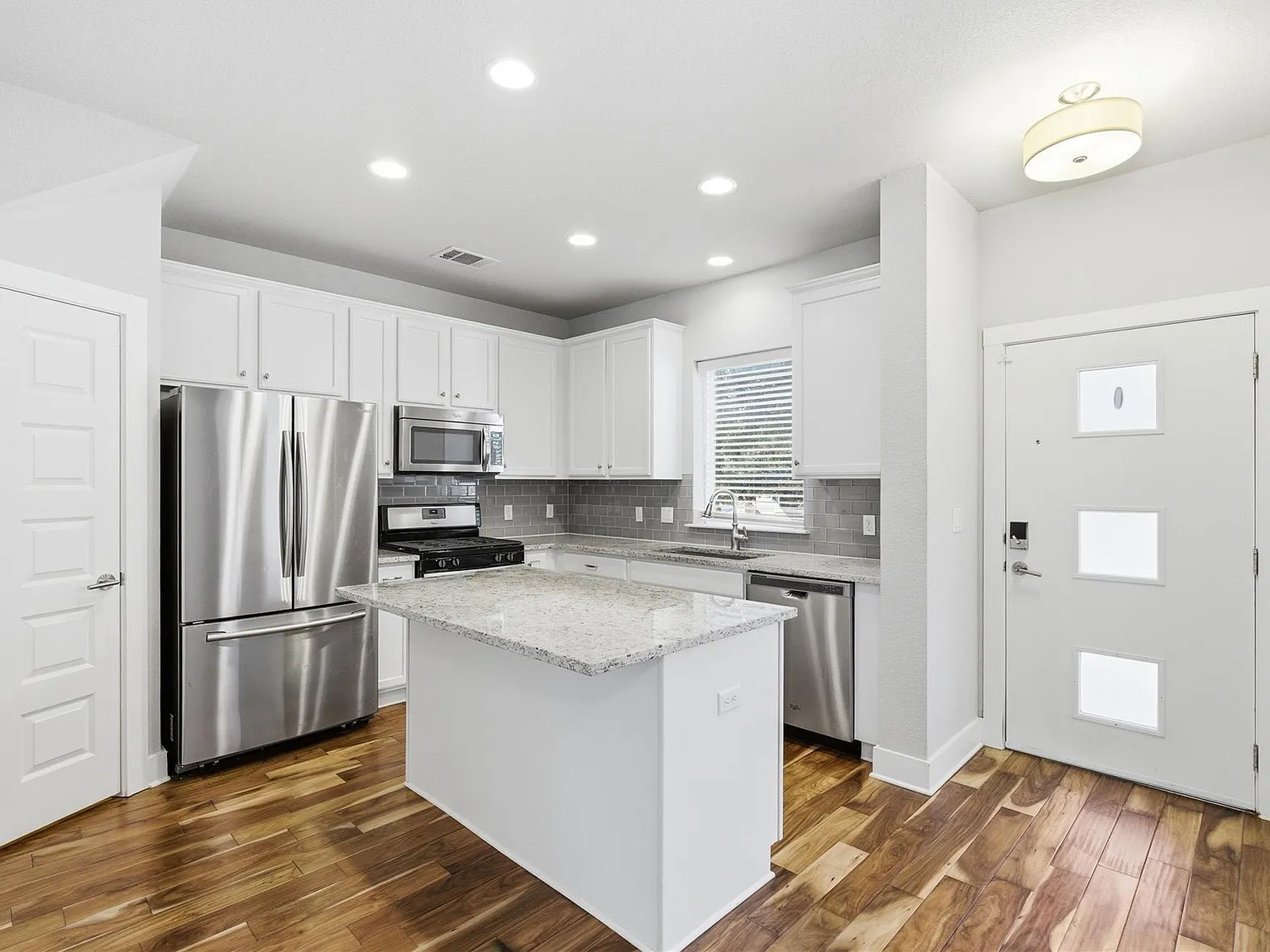 2 bed, 2.5 bath, 1270 sqft, $2,200 — Photo 4