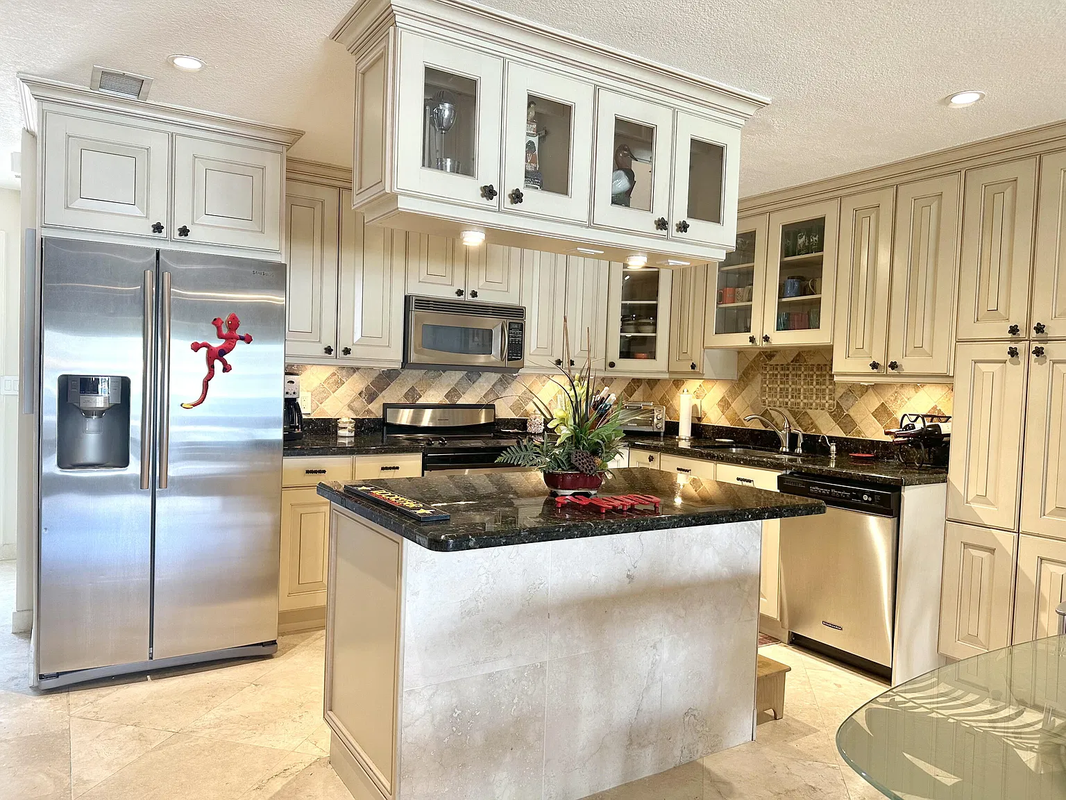 Bel Air Place Condominium — Photo 4