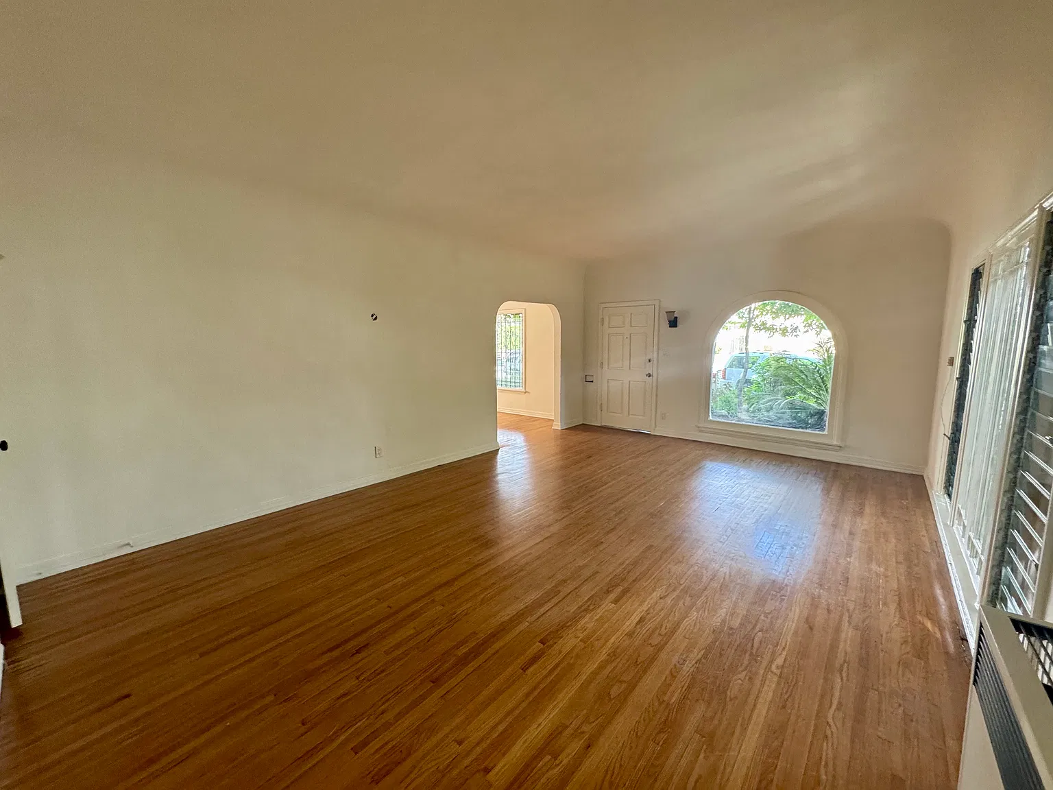 2 bed, 1.5 bath, 1400 sqft, $3,995 — Photo 3