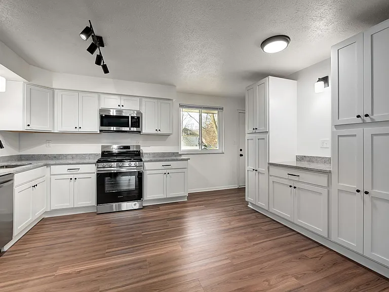 2930 Northglen Dr — Photo 9