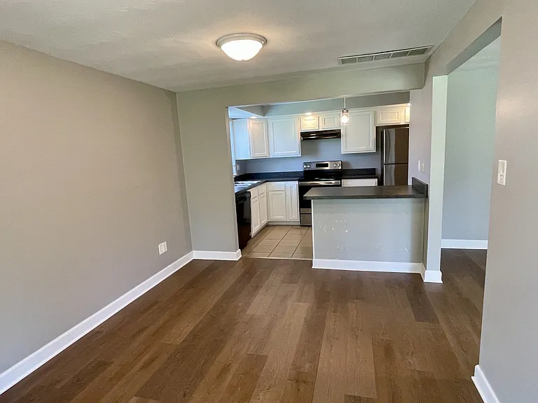 1377 S Maple Ave — Photo 5