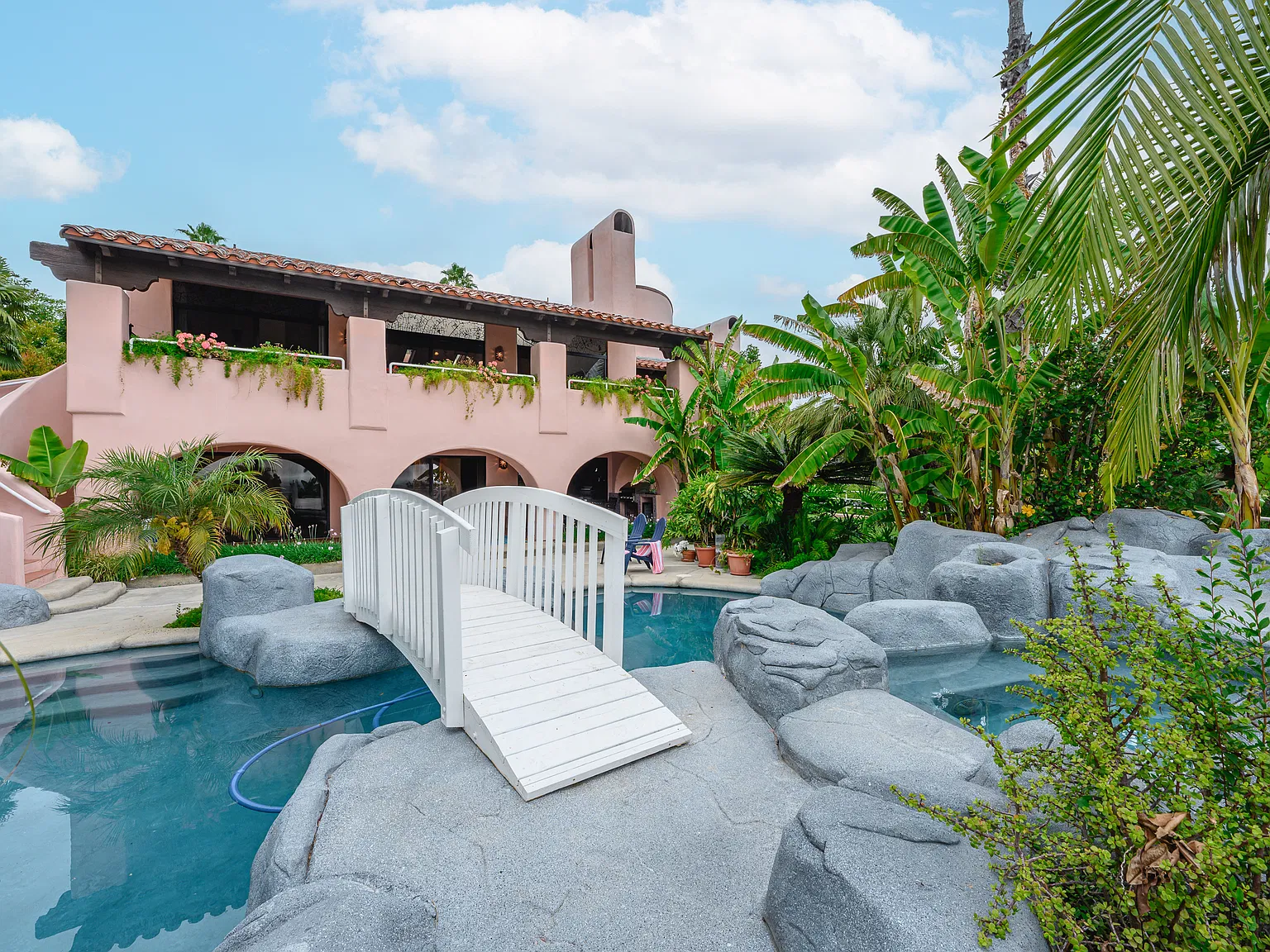 6 bed, 5881 sqft, $9,700 — Photo 3
