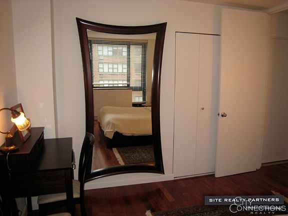 5th image of 1 Irving Pl APT V8d